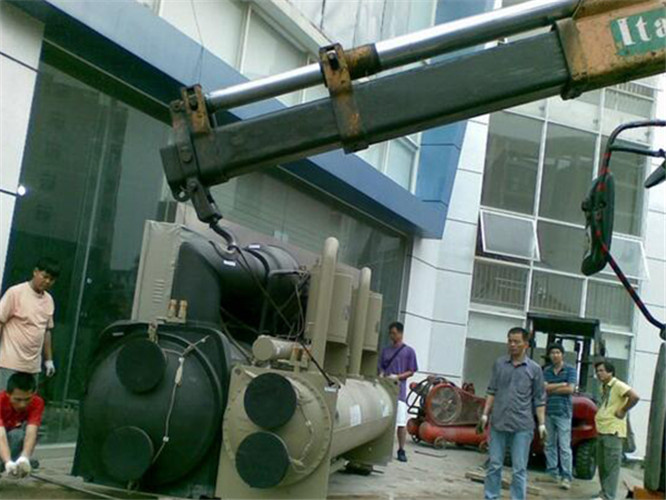 宁远县随车吊和汽车吊的核心区别是什么？哪种更省钱？